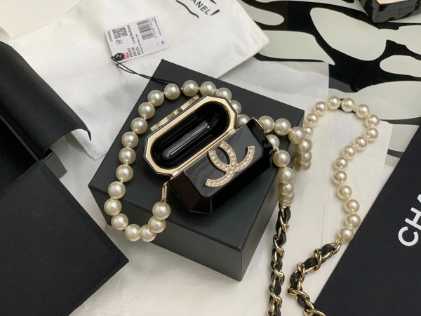 UrbanStyle CHANEL AIRPODS CASE PRO NECKLACE 1709 - Image 9