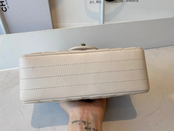 CHANEL FLAP BAG LAMBSKIN 20CM Comfortable 631 - Image 7