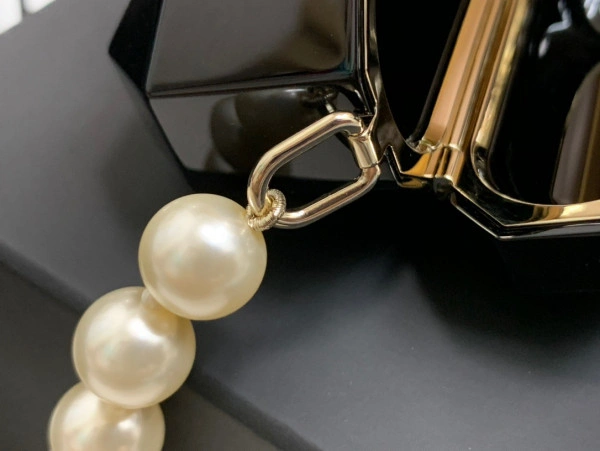 UrbanStyle CHANEL AIRPODS CASE PRO NECKLACE 1709 - Image 6