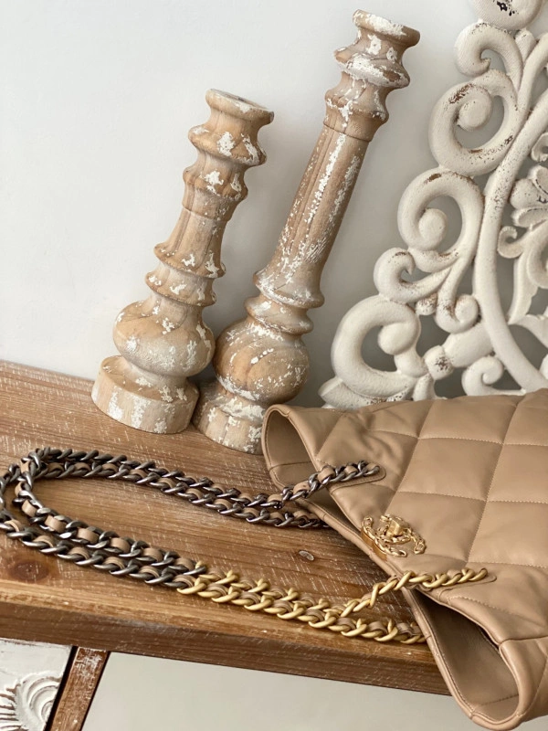 Fashionable CHANEL 19 SHOPPING BAG 23 - Image 7