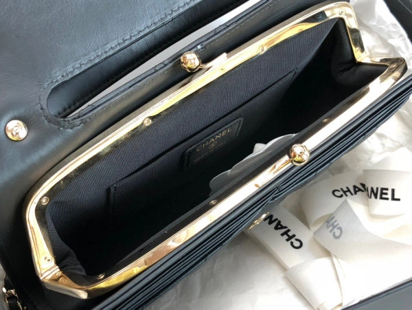 Trendy CHANEL FLAP PHONE HOLDER WITH CHAIN 1308 - Image 3