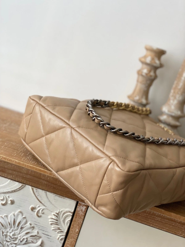 Fashionable CHANEL 19 SHOPPING BAG 23 - Image 5