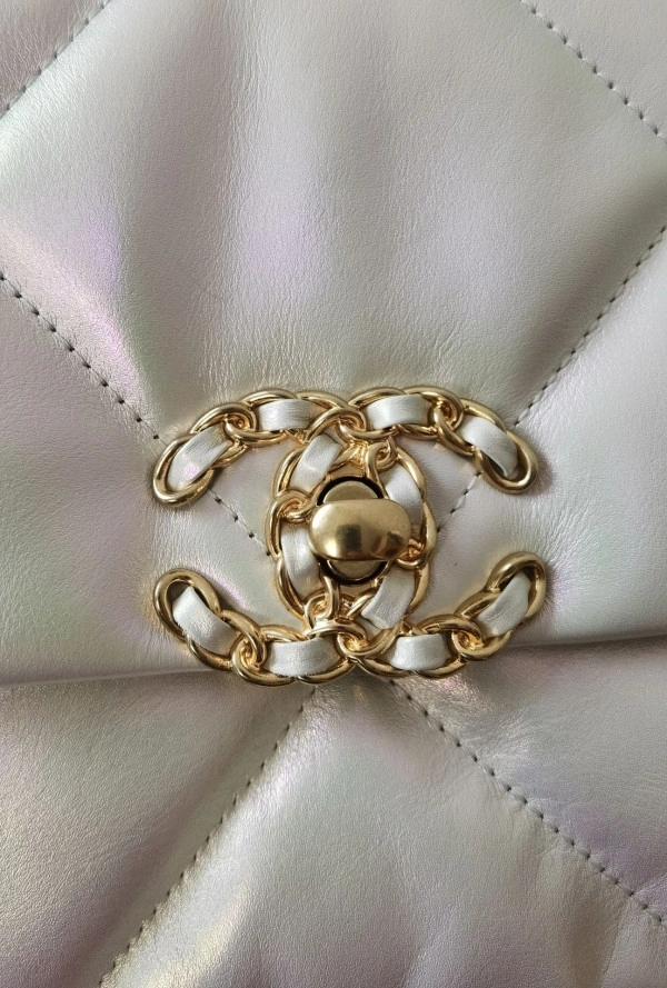 Comfortable CHANEL 19 FLAP BAG 83 - Image 8
