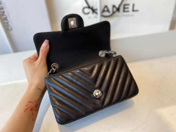 Fashionable CHANEL FLAP BAG 719 - Image 8