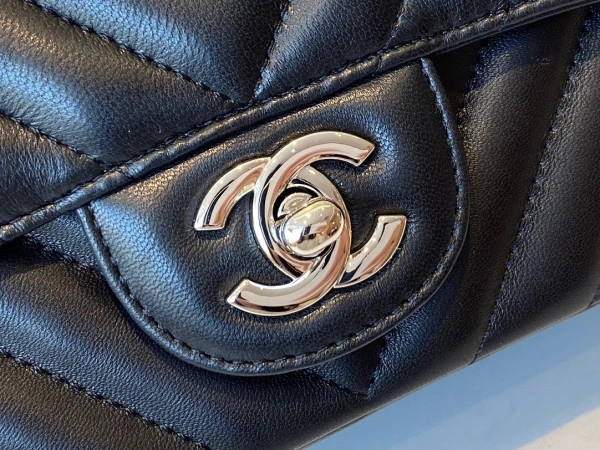 Fashionable CHANEL FLAP BAG 719 - Image 4