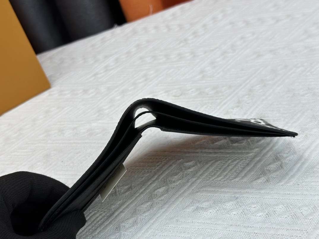 Breathable 388 Louis Vuitton LV Wallets - Image 8