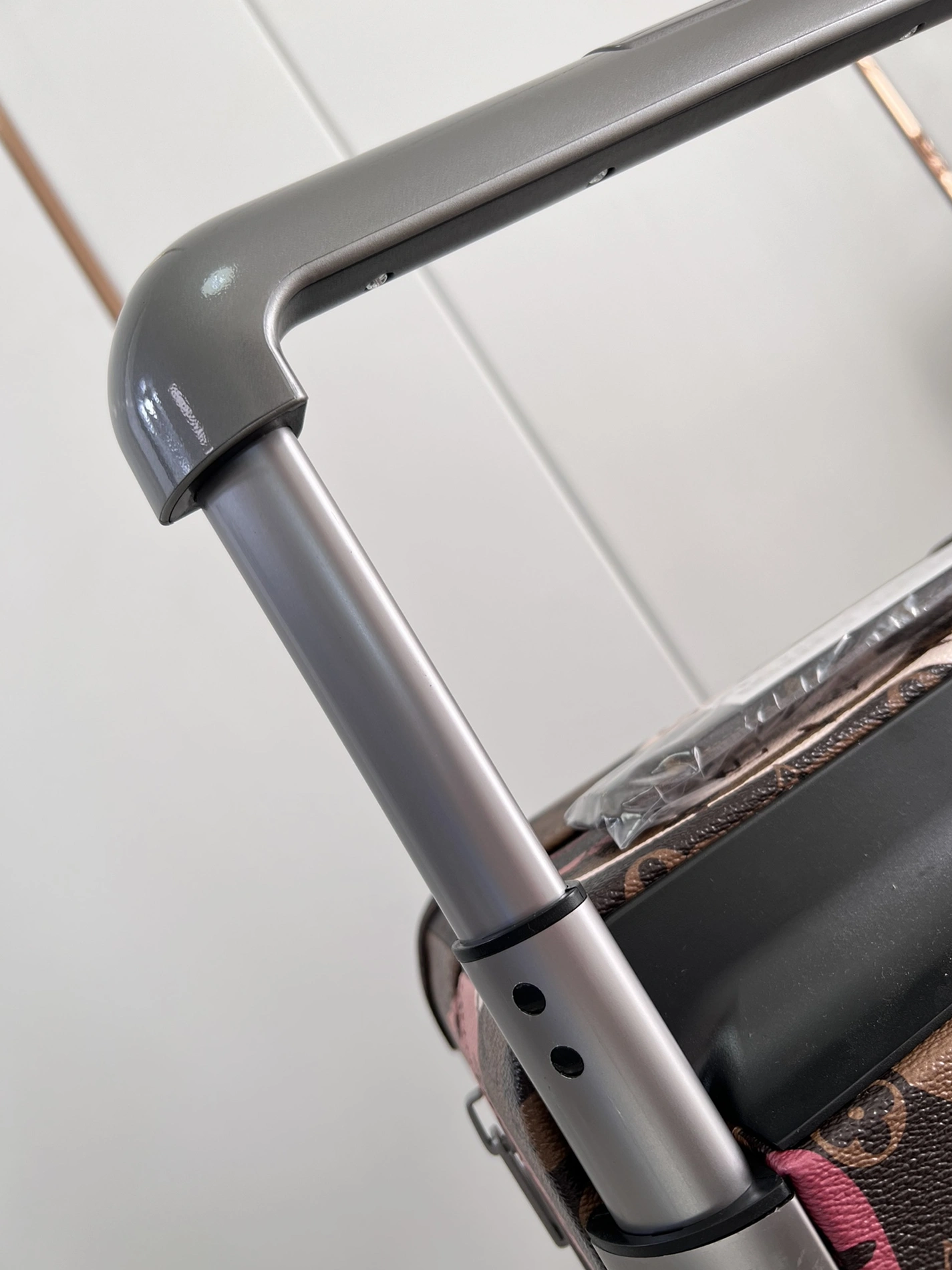 Bright 9121 Louis Vuitton Luggage - Image 3