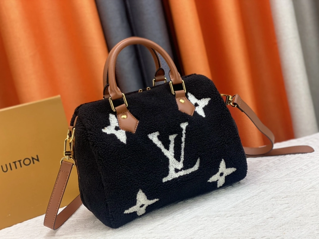 Bright 9511 Louis Vuitton AAA Quality Handbags For Women