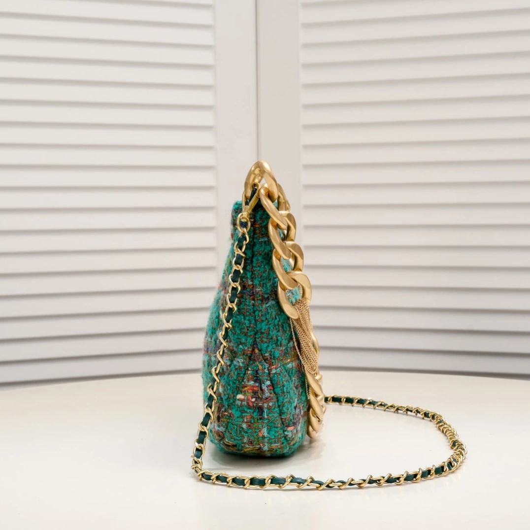 Chanel AAA Quality Messenger Bags For Women Versatile 927