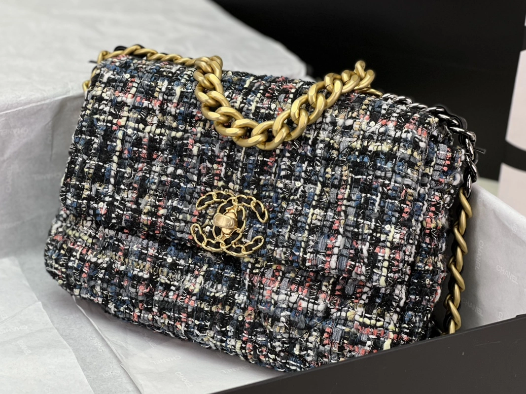 Chanel AAA Quality Messenger Bags For Women Vibrant 5790