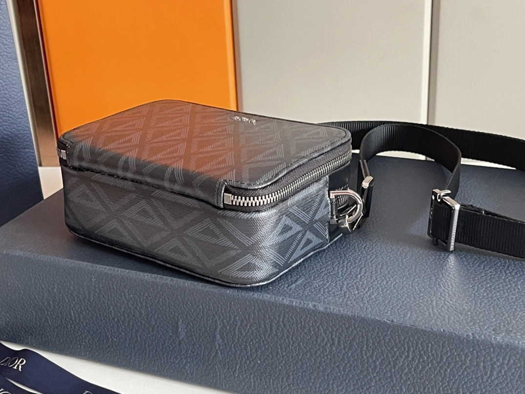 Christian Dior AAA Man Messenger Bags Sleek 4017 - Image 4