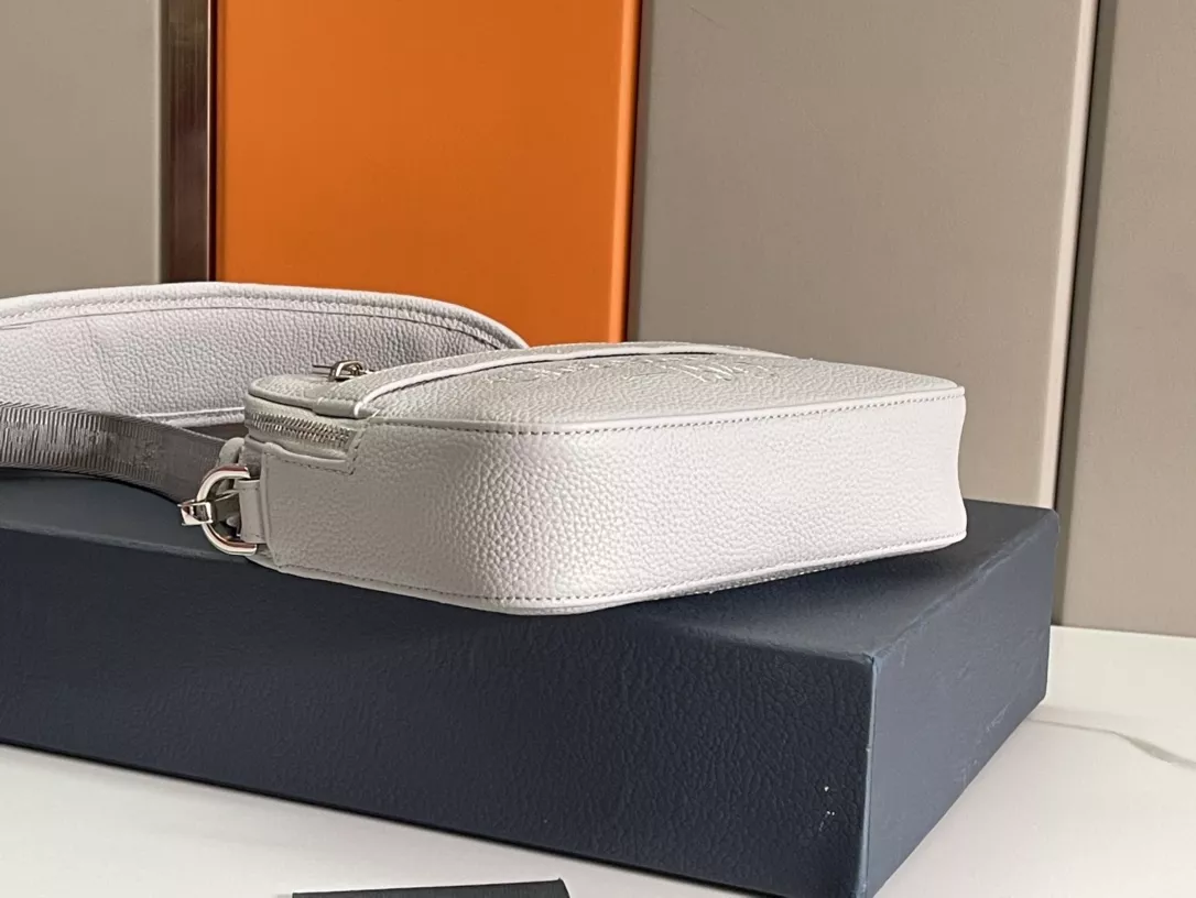 Christian Dior AAA Man Messenger Bags Vibrant 5368 - Image 3