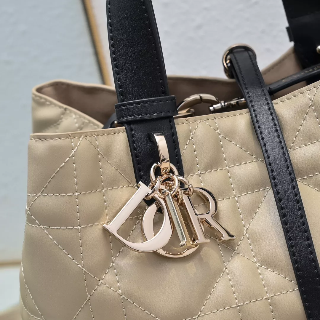 Christian Dior AAA Quality Handbags For Women Fashionable 2043 - Image 5