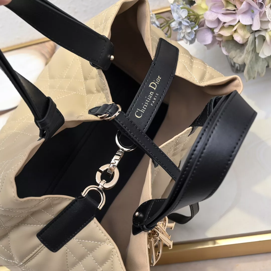 Christian Dior AAA Quality Handbags For Women Fashionable 2043 - Image 7