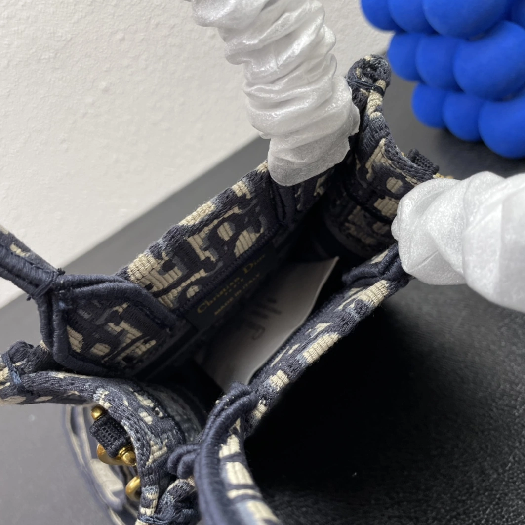 Christian Dior AAA Quality Handbags For Women Sleek 173 - Image 7