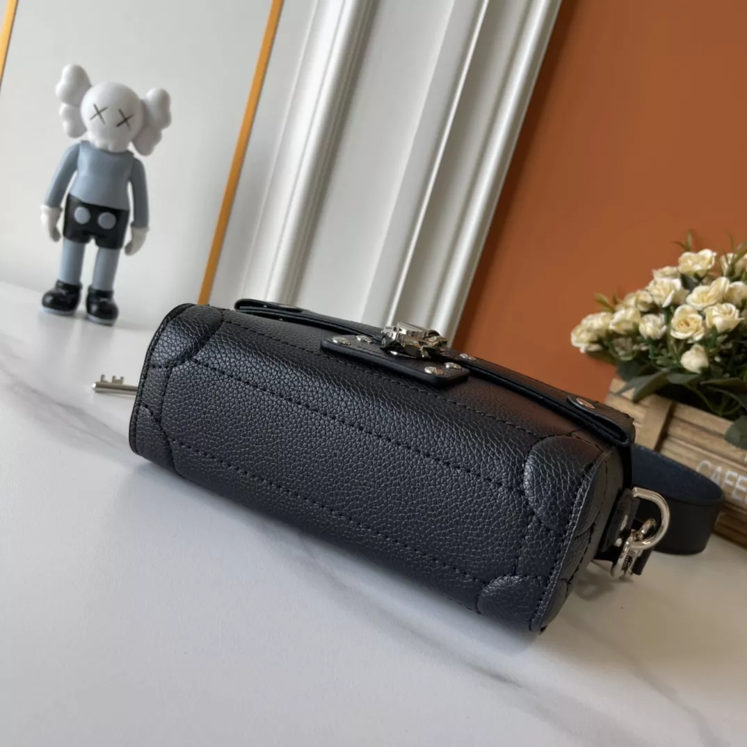 Efficient 7052 Louis Vuitton AAA Quality Messenger Bags For Unisex - Image 4