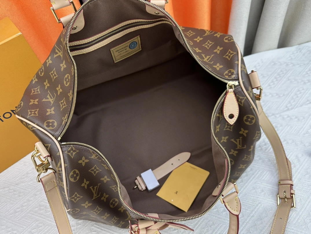 Flexible 2696 Louis Vuitton Travel Bags - Image 8