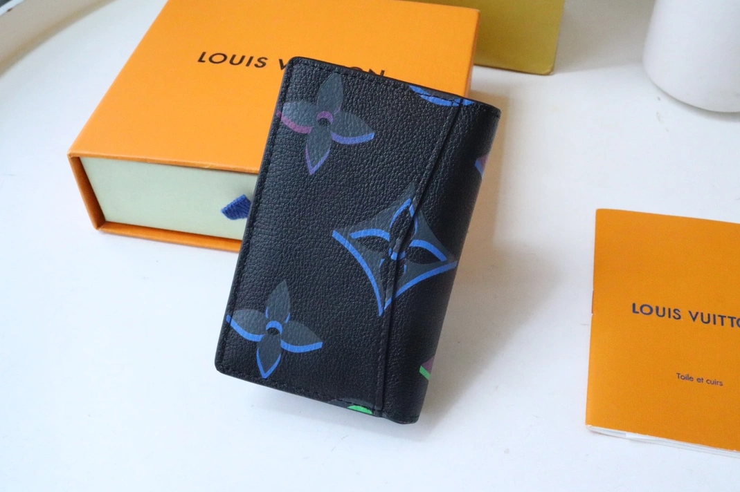 Flexible 8257 Louis Vuitton AAA Quality Card Case