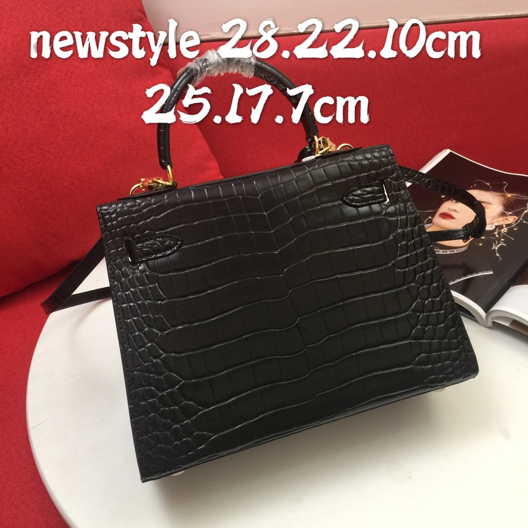 Hermes AAA Quality Handbags For Women Vibrant 6638