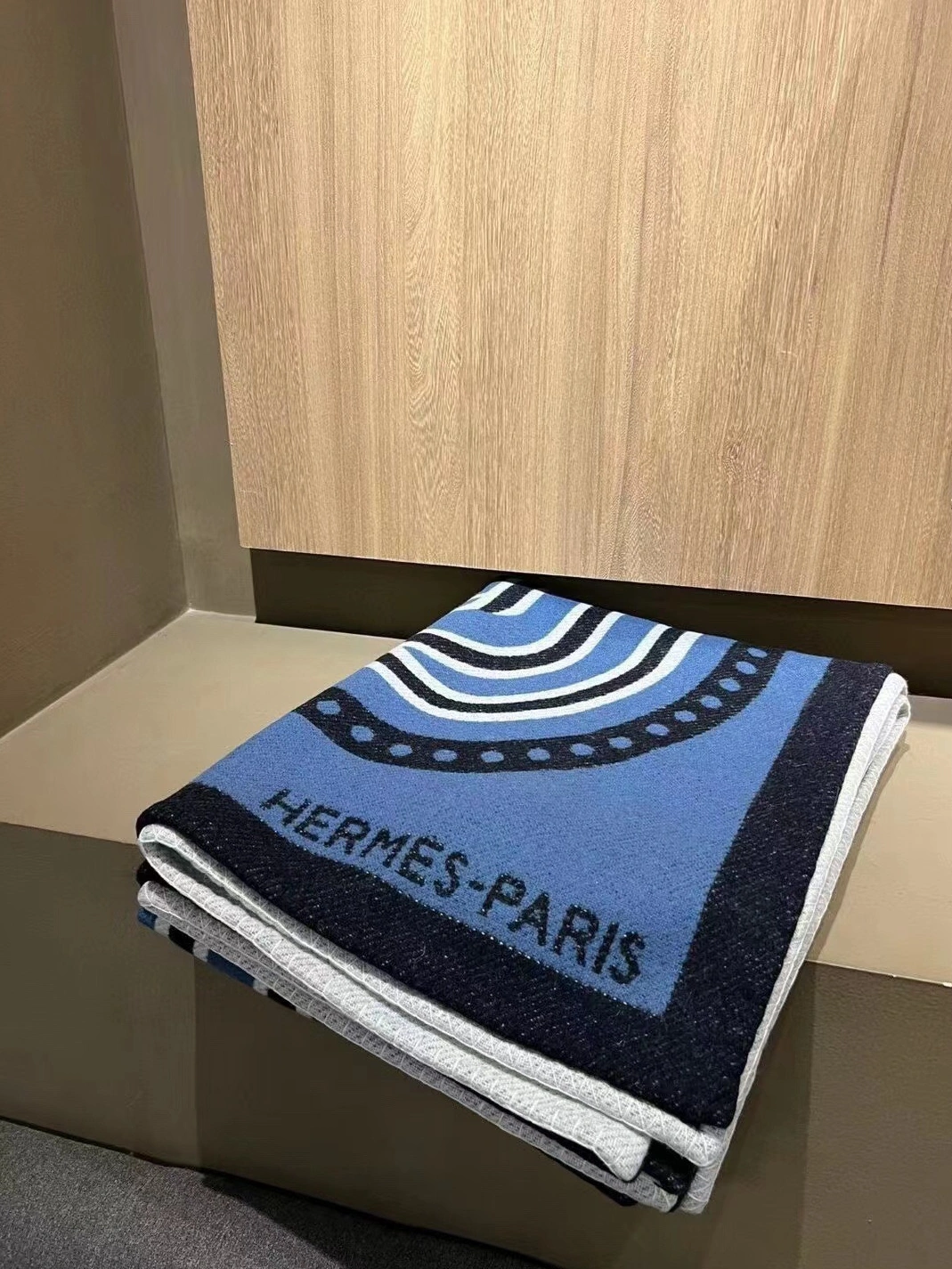 Hermes Blanket Trendsetting 5385 - Image 3