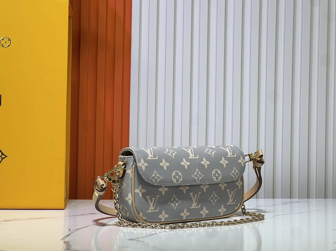 Lightweight 2745 Louis Vuitton AAA Quality Messenger Bags For Women