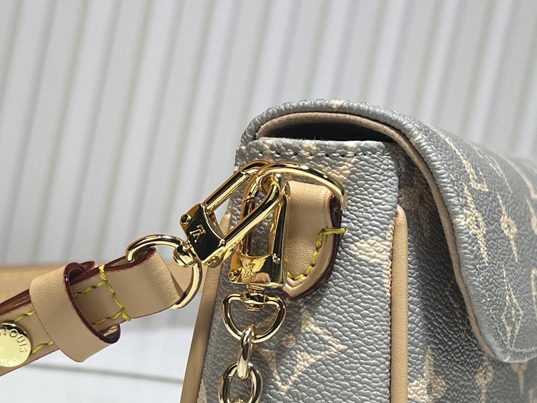 Lightweight 2745 Louis Vuitton AAA Quality Messenger Bags For Women - Image 7