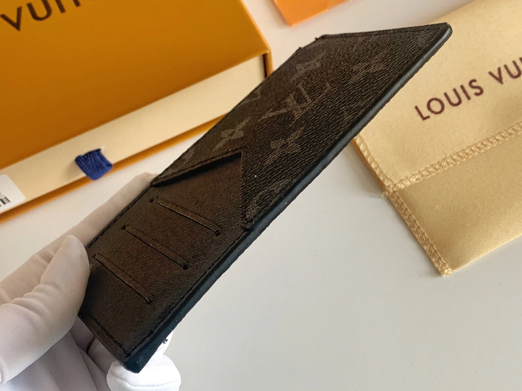 Lightweight 901 Louis Vuitton Card Case For Unisex - Image 6