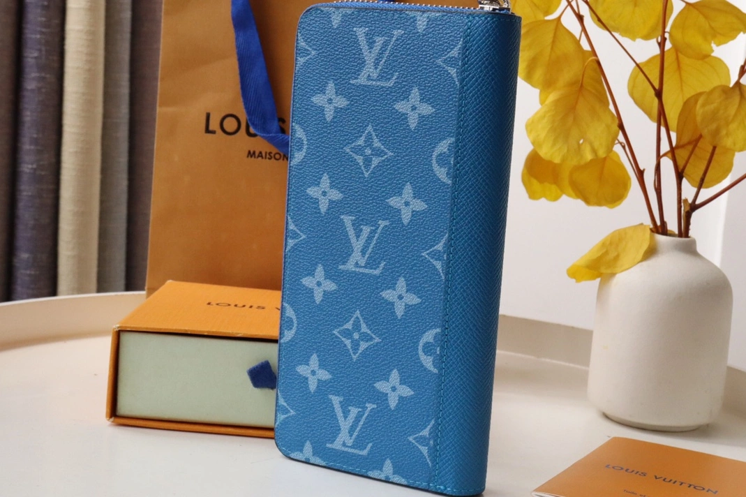 Louis Vuitton AAA Quality Card Case DailyWear 5825