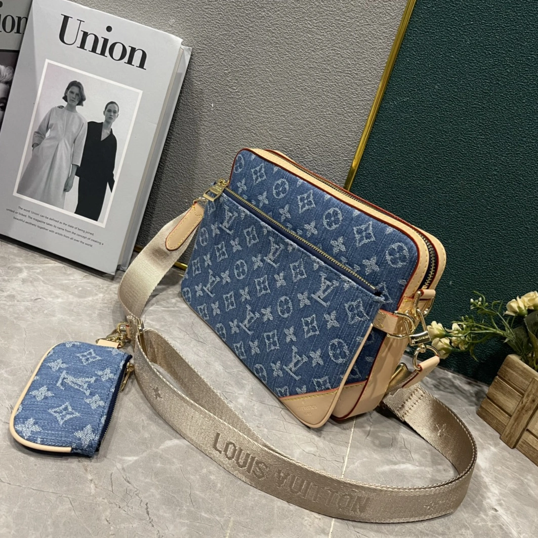 Louis Vuitton AAA Quality Messenger Bags For Unisex AllSeason 2371