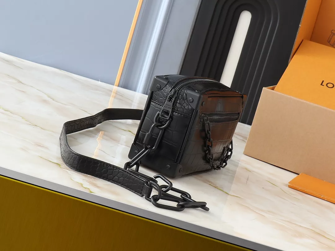 Louis Vuitton AAA Quality Messenger Bags For Unisex Elegant 1842