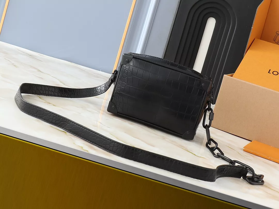 Louis Vuitton AAA Quality Messenger Bags For Unisex Elegant 1842 - Image 3