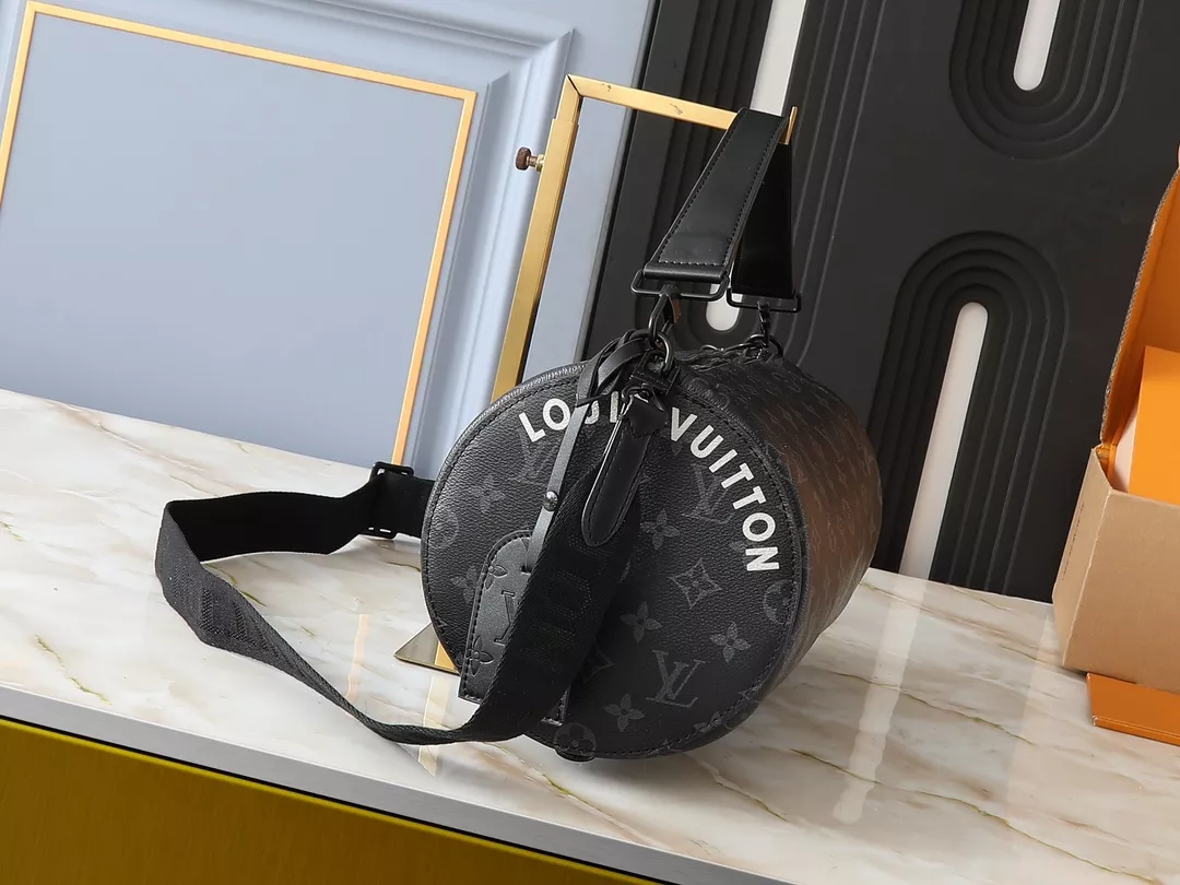 Louis Vuitton AAA Quality Messenger Bags For Unisex Unique 1529