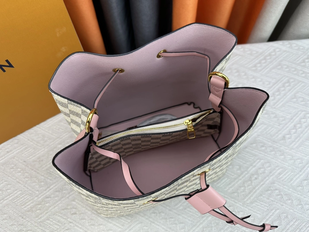 Louis Vuitton AAA Quality Messenger Bags For Women Affordable 7877 - Image 8