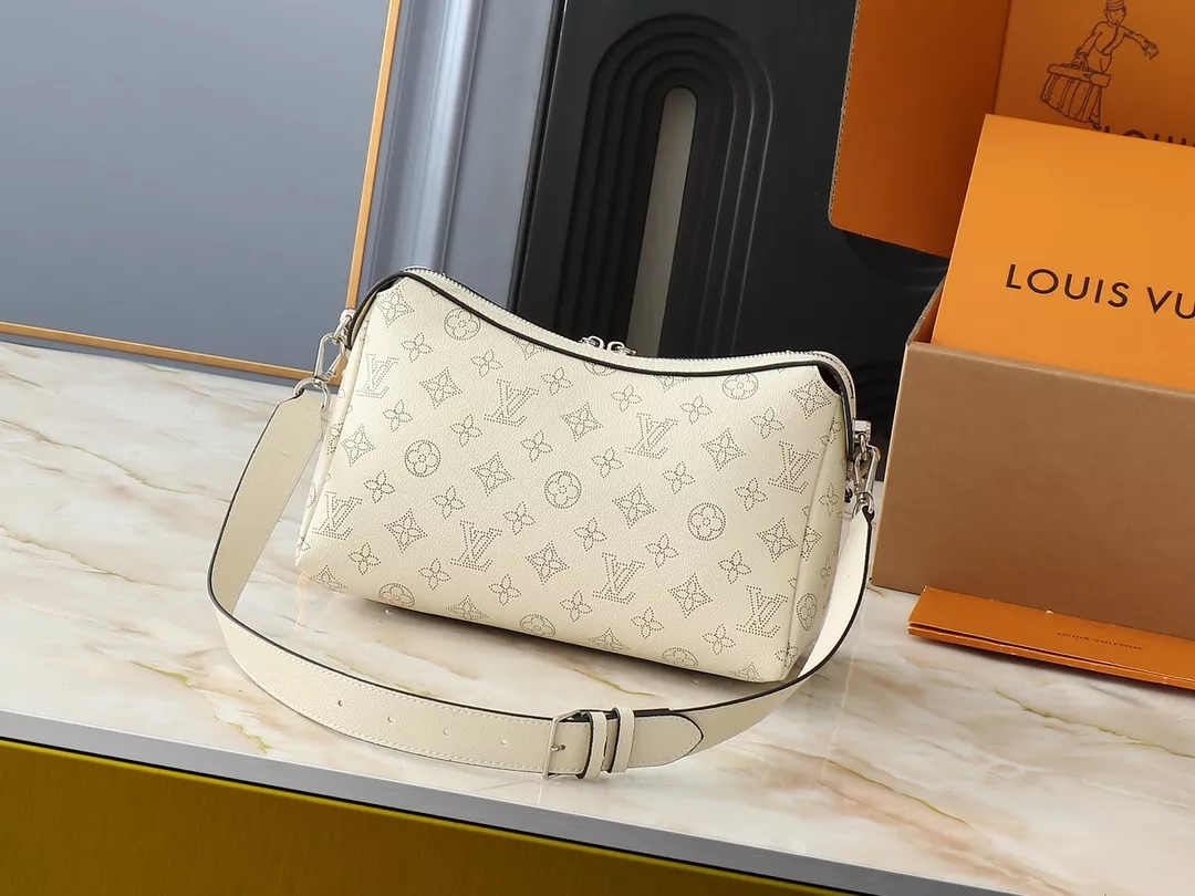 Louis Vuitton AAA Quality Messenger Bags For Women AllSeason 7710 - Image 3