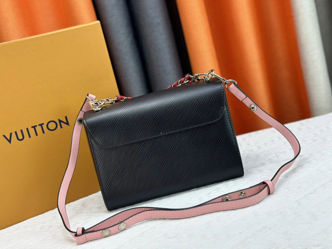 Louis Vuitton AAA Quality Messenger Bags For Women Bright 8099 - Image 4