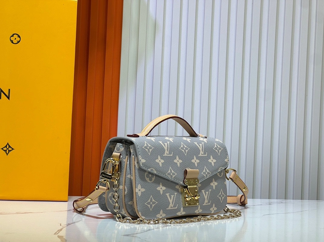 Louis Vuitton AAA Quality Messenger Bags For Women Cozy 2599