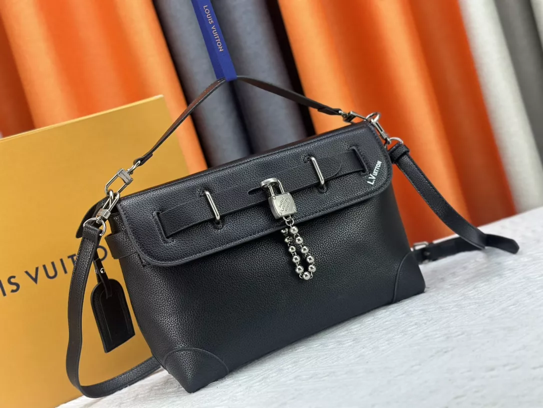 Louis Vuitton AAA Quality Messenger Bags For Women Fashionable 7383