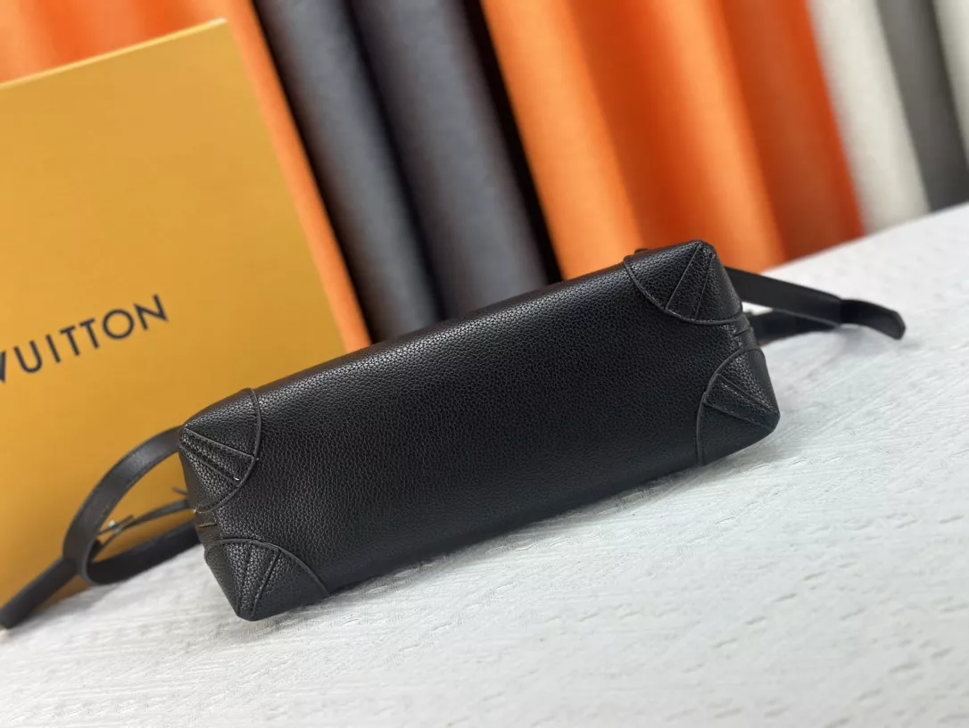 Louis Vuitton AAA Quality Messenger Bags For Women Fashionable 7383 - Image 5