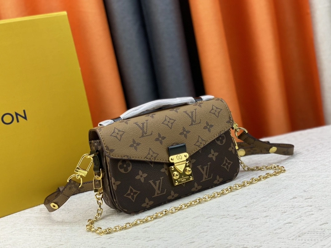 Louis Vuitton AAA Quality Messenger Bags For Women GoodFit 6689
