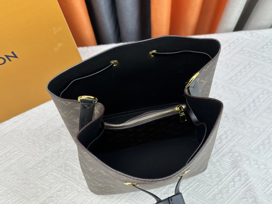 Louis Vuitton AAA Quality Messenger Bags For Women HighQuality 797 - Image 8