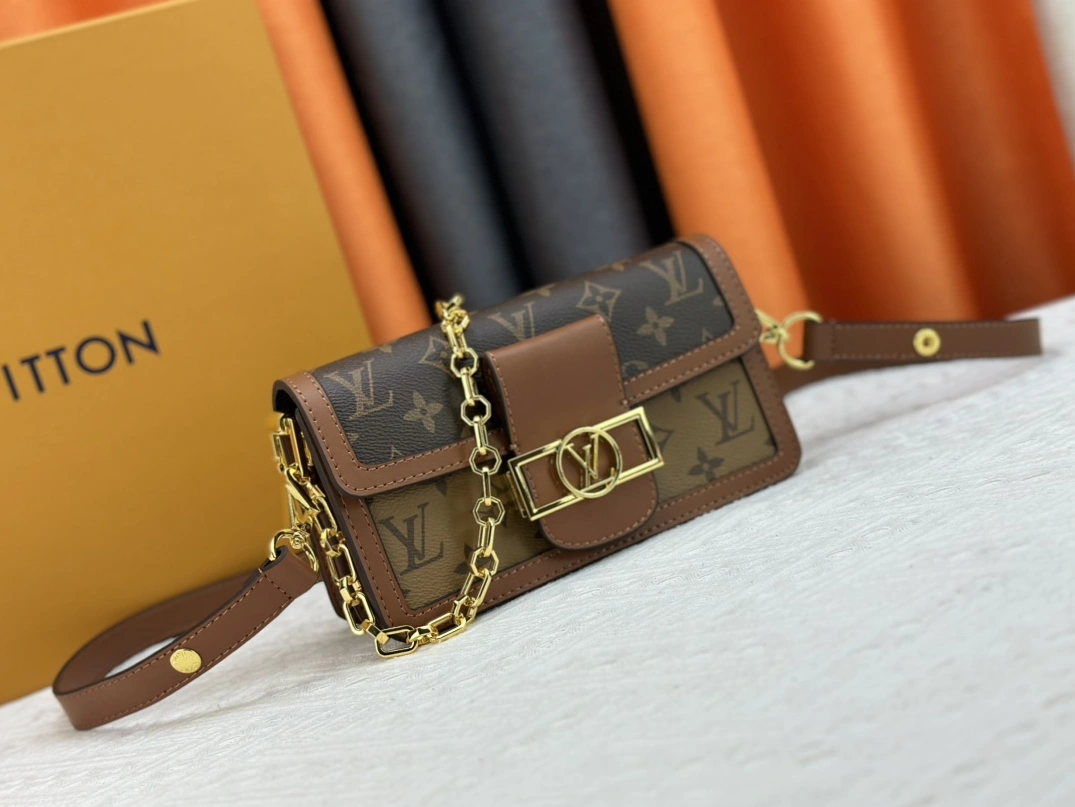 Louis Vuitton AAA Quality Messenger Bags For Women HighQuality 8200