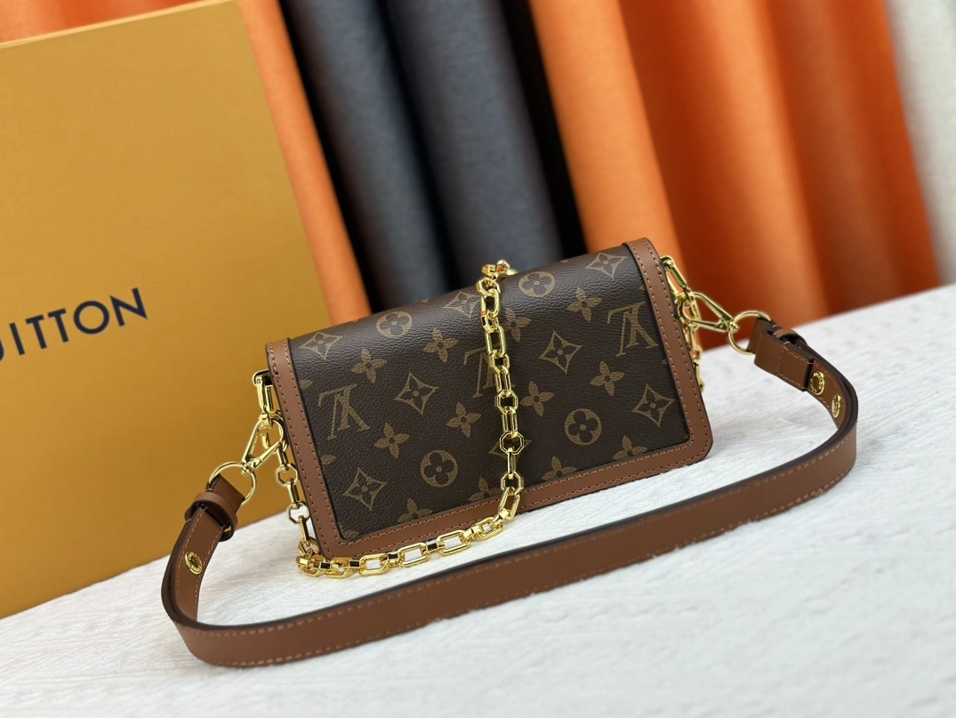 Louis Vuitton AAA Quality Messenger Bags For Women HighQuality 8200 - Image 4