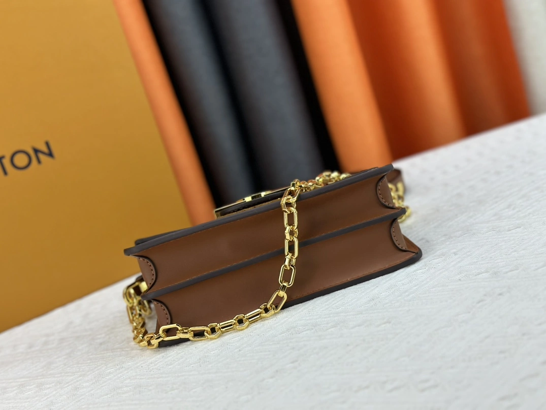 Louis Vuitton AAA Quality Messenger Bags For Women HighQuality 8200 - Image 5