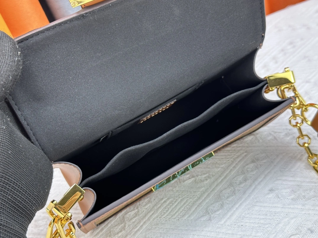 Louis Vuitton AAA Quality Messenger Bags For Women HighQuality 8200 - Image 8