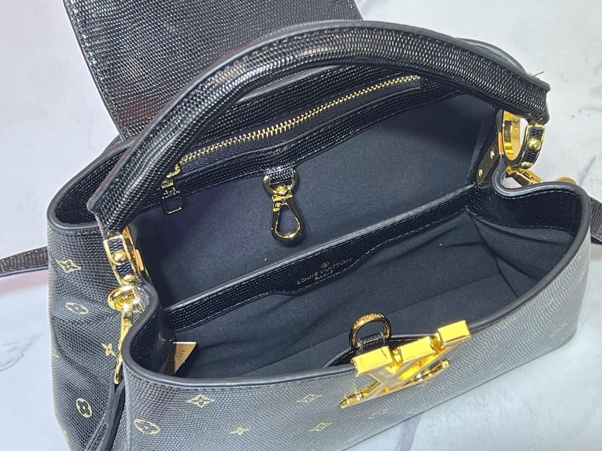 Louis Vuitton AAA Quality Messenger Bags For Women Lightweight 2516 - Image 8