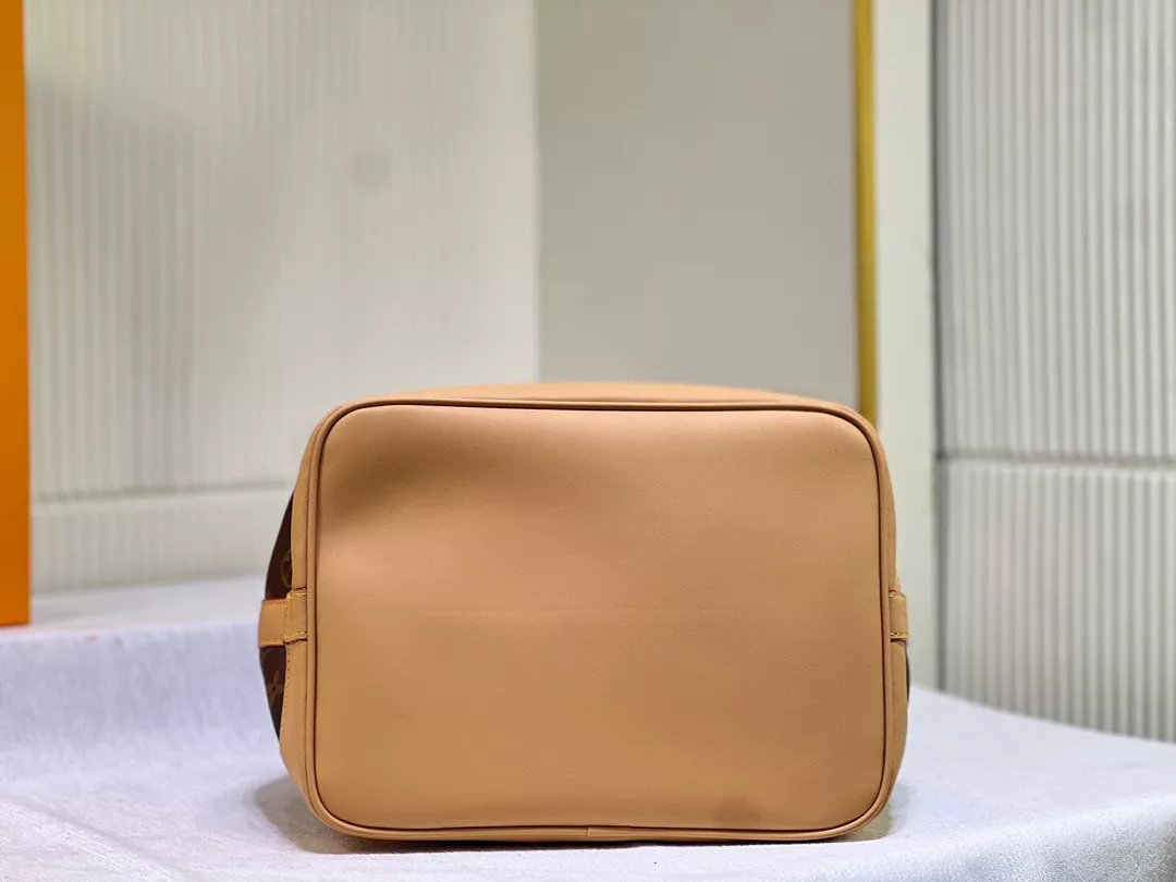 Louis Vuitton AAA Quality Messenger Bags For Women Lightweight 6060 - Image 6