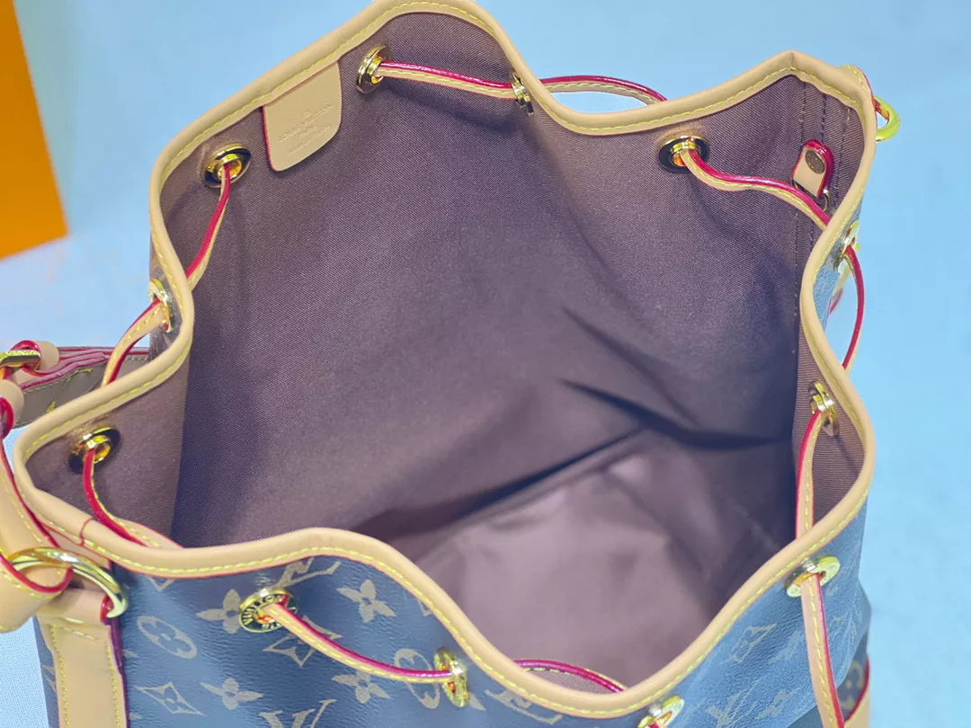 Louis Vuitton AAA Quality Messenger Bags For Women Lightweight 6060 - Image 7