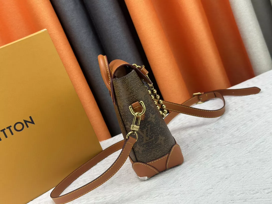 Louis Vuitton AAA Quality Messenger Bags For Women Minimalist 674