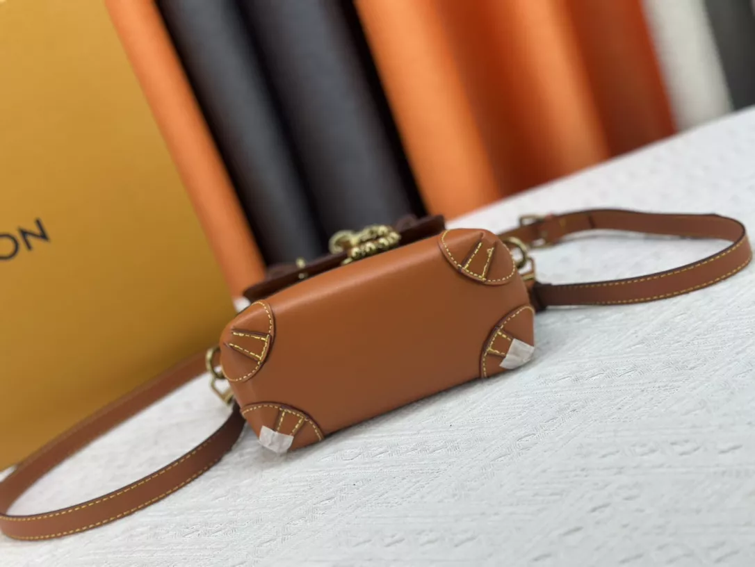 Louis Vuitton AAA Quality Messenger Bags For Women Minimalist 674 - Image 4