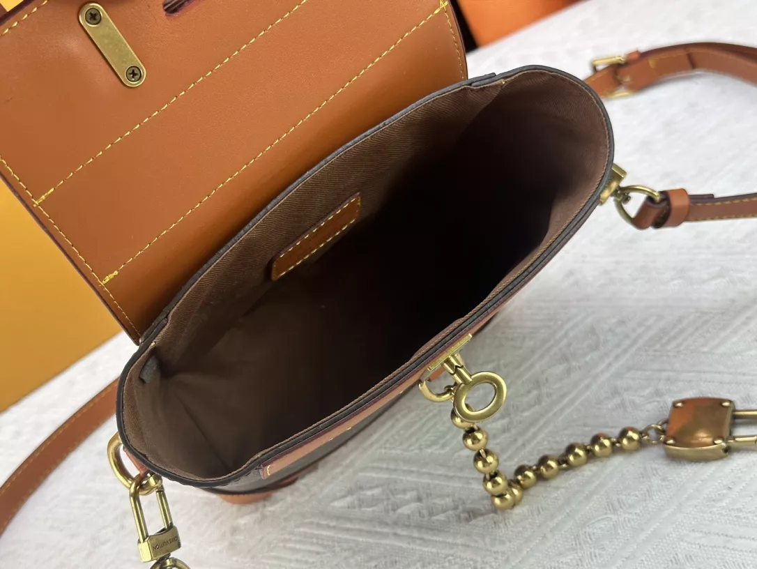 Louis Vuitton AAA Quality Messenger Bags For Women Minimalist 674 - Image 7